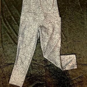 Athleta Salutation Stash 7/8 Tight Leggings Animal Print SZ Small Lavender/Gray